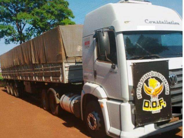 Pol&iacute;cia apreende carreta com 40 mil pacotes de cigarro e motorista foge