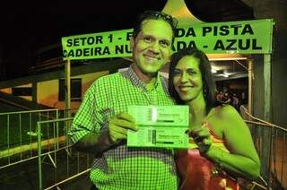 Casal com ingressos para setor privilegiado no Guanandizão.