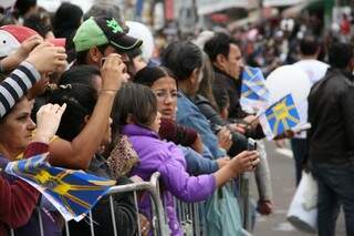 Público do desfile agradece chuva que levou calorão embora (Foto: Marcos Ermíno)