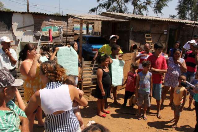 Enersul amea&ccedil;a cortar luz da 3&ordf; favela e moradores bloqueiam ruas