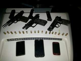 Entre as armas apreendidas está uma pistola que foi furtada do carro de um policial civil. (Foto: Divulgação)