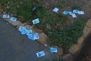 Cabo eleitoral flagrado pelo Campo Grande News jogava os materiais no Bairro Moreninhas. (Foto: Marina Pacheco)