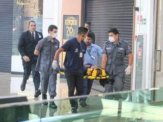 Falsas vítimas foram resgatadas do shopping por bombeiros civis e militares (Foto: Marcos Maluf)