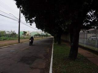 Motociclista na rua Taquarí, no Santo Antônio, nesta quarta-feira (13). (Foto: Paulo Francis).