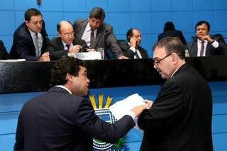 Beto Pereira e Paulo Siufi conversam durante sessão da Assembleia. (Foto: Assessoria/ALMS)
