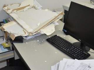 Documentos das salas da prefeitura foram revirados. (Foto: Taquarussu News) 