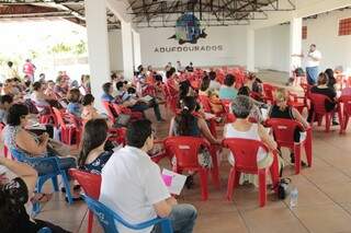 Administrativos e professores da UFGD iniciaram ontem a campanha de arrecadação de alimentos para os índios (Foto: Eliel Oliveira)