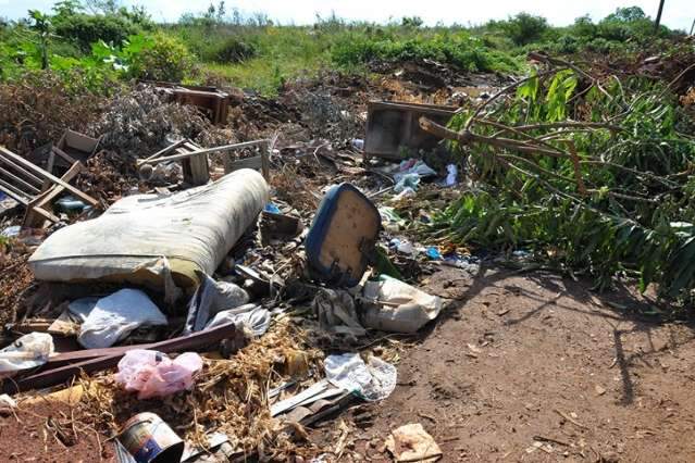 Mutir&atilde;o retira entulhos em bairro, mas moradores voltam a jogar lixo na rua