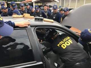 Policiais durante vistorias em veículo. (Foto: Divulgação/DOF)