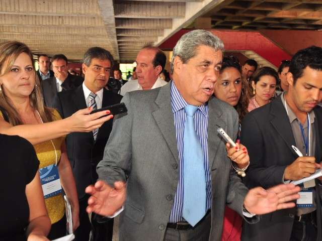 Andr&eacute; chega com Nelsinho a cerim&ocirc;nia e deseja que Bernal fa&ccedil;a boa administra&ccedil;&atilde;o