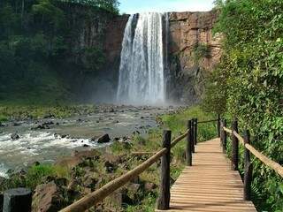 Vista para uma cachoeira no Parque Natural Municipal Salto do Sucuriú (Foto: Divulgação)