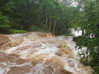 Rio Mimoso também na tarde de hoje, com água volumosa após chuva. (Foto: Direto das Ruas).