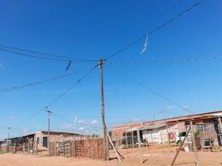 Eletricidade em área de construção da imobiliária Homex não tem energia elétrica regular. (Foto: Henrique Kawaminami)