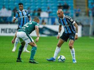 Diego Tardelli tenta passar pela marcação de Mayke durante jogo de sábado (Foto: Grêmio/Divulgação)