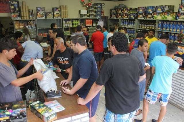 Bombeiros d&atilde;o dicas para evitar acidentes na hora da queima de fogos