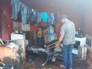 Morador mostra a motoneta queimada neste sábado durante incêndio (Foto: Mayara Bueno)
