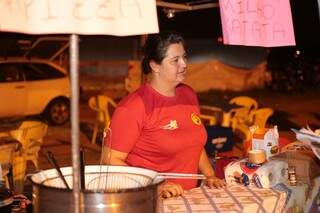 Na frente da Expogrande, Elisângela vende pastel e cachorro quente. (Foto: Marcos Ermínio)