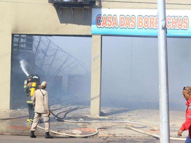 Bombeiros suspeitam que pane el&eacute;trica causou fogo que destruiu loja