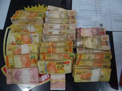 Polícia encontra R$ 67 mil em caminhão e motorista não sabe explicar origem
