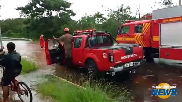 Bombeiros fazem buscas por menino que sumiu ap&oacute;s chuva