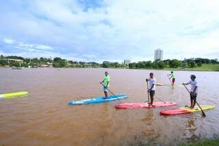 A disputa da quinta etapa do Campeonato Brasileiro de Stand Up Paddle na lagoa do Parque das Nações Indígenas abriu as competições no sábado (Foto: André Bittar)