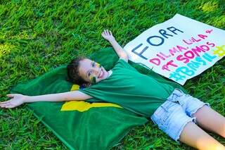 Do verde da camisa a  grama, garota idealiza dias melhores para o País. (Foto: Marcos Ermínio)