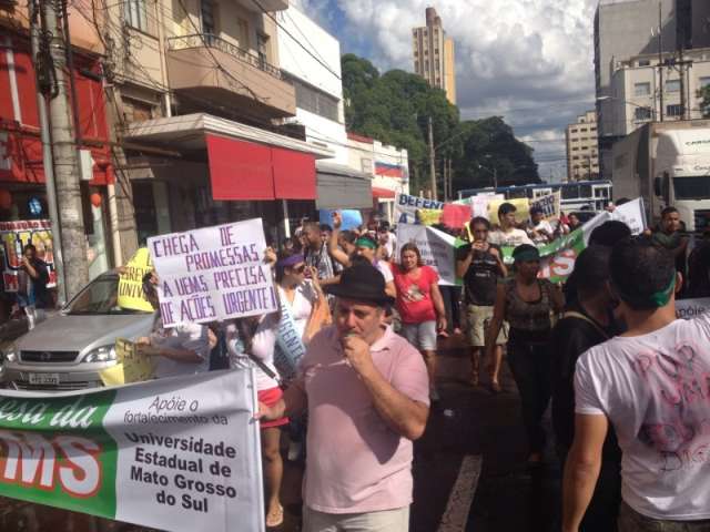 Protesto de estudantes da UEMS leva entre 100 e 200 pessoas ao Centro