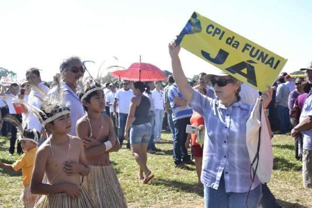 Ao lado de fazendeiros, &iacute;ndios protestam e querem levar documento para Dilma