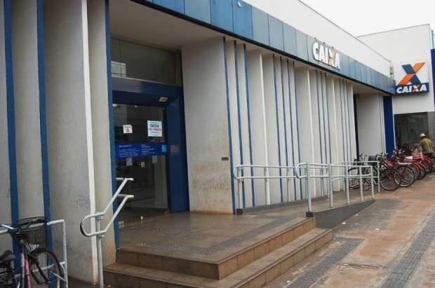 Grupo entra em ag&ecirc;ncia banc&aacute;ria, distrai funcion&aacute;rios e rouba R$ 150 mil