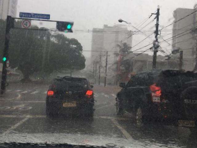 Com dois alertas da meteorologia, volta a chover forte em Campo Grande 