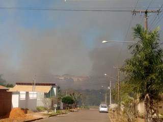 Ventos jogam fumaça contra casas no Jardim Seminário (Foto: Direto das Ruas)