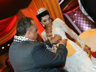 Após vestir as joias, os convidados que seguem as tradições árabes, colocam no vestido da noiva, envelopes com presentes. (Fotos: Marcos Vollkopf)