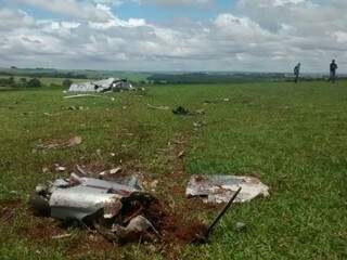 Imagem mostra como aeronave ficou em pedaços após a queda (Foto: divulgação PM-PR)