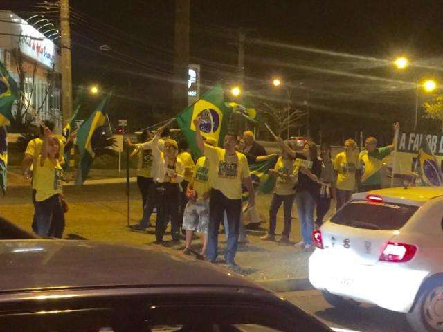 Manifestantes fazem "chamada" para protesto contra Dilma no domingo