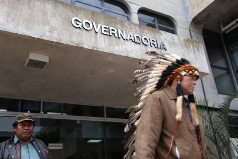 Após promessa de governador, índios pretendem liberar rodovia esta noite