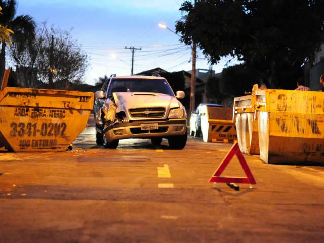  Motorista desvia de motociclista e colide contra ca&ccedil;amba de entulho 