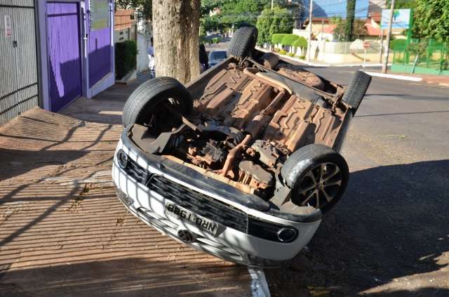 Ve&iacute;culo capota na rua Brasil e para depois de bater em &aacute;rvore