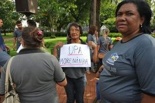 Irís segura cartaz que pede inauguração da UPA nas Moreninhas. (Foto: Marcelo Calazans)
