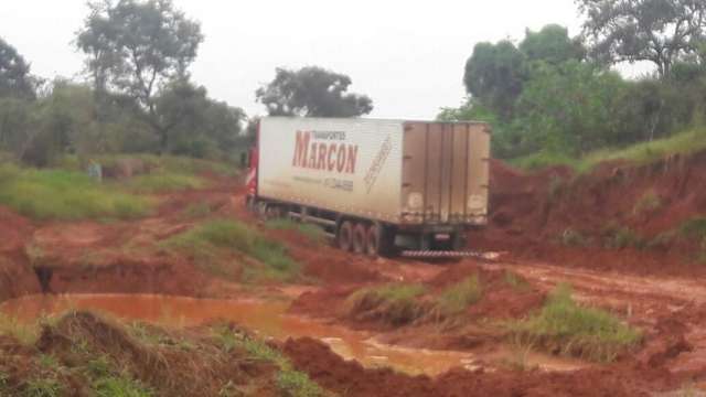 Desvio para preservar asfalto de rodovia vira armadilha para caminh&otilde;es