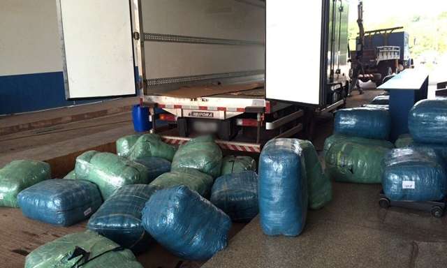 Policiais apreendem contrabando de roupas avaliado em mais de R$ 200 mil