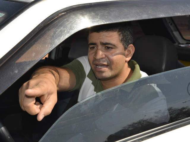 Moradores cobram libera&ccedil;&atilde;o de via bloqueada por manilhas