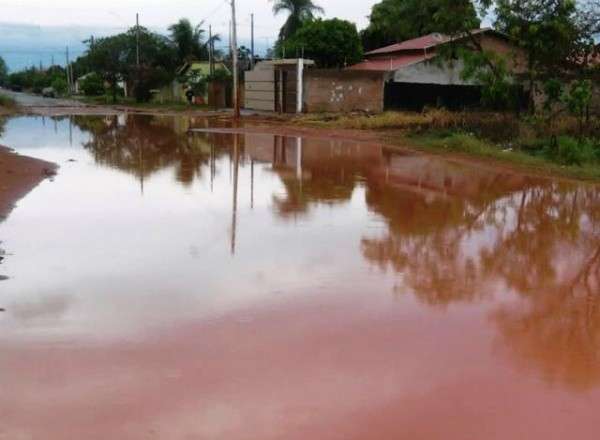 Ap&oacute;s chuva, &aacute;gua toma conta de ruas e moradores ficam ilhados 