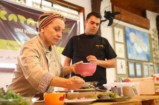 Chef Dedê Cesco usou polpa e especiaria de guavira para &quot;Salada Cata Guavira&quot;. (Foto: Marcos Ermínio)