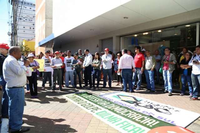 Ato contra golpe re&uacute;ne pouca gente e faz cr&iacute;ticas &agrave; pol&iacute;tica econ&ocirc;mica