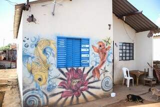 Em rua de terra e fachadas padronizadas, Graffiti chama atenção para a personalidade dos moradores (Foto: Paulo Francis) 