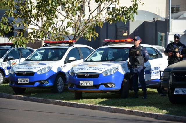 P&uacute;blico contra Olarte n&atilde;o consegue entrar na C&acirc;mara e lota estacionamento
