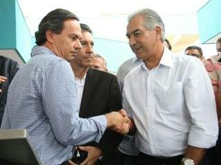Marquinhos e Reinaldo se cumprimentam após discursos em palanque (Foto: Saul Schramm)