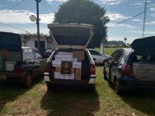 Veículos apreendidos com cargas de produtos contrabandeados (Foto: Divulgação/DOF)