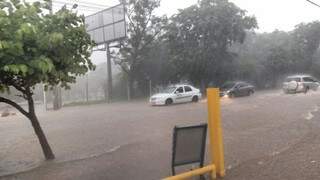 As Ruas Joaquim Murtinho e Fernando Corrêa da Costa ficaram tomadas pela água, que invadiu o estacionamento do supermercado. (Foto: Amanda Bogo)
