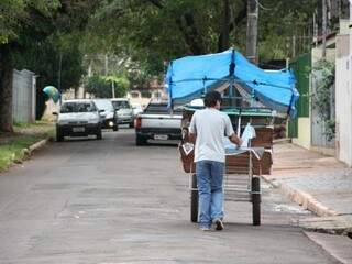 Aos 64 anos, Reinaldo sempre fez da rua o local de trabalho vendendo cucas e pães. (Fotos: Marcos Ermínio)